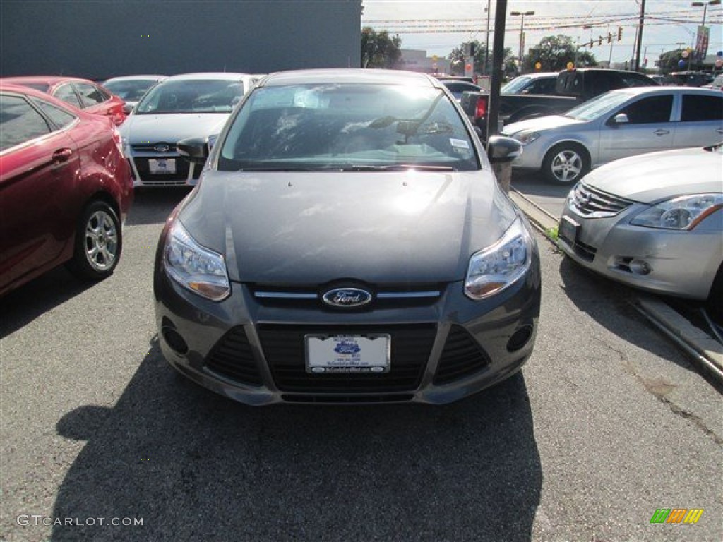 2014 Focus SE Sedan - Sterling Gray / Charcoal Black photo #2