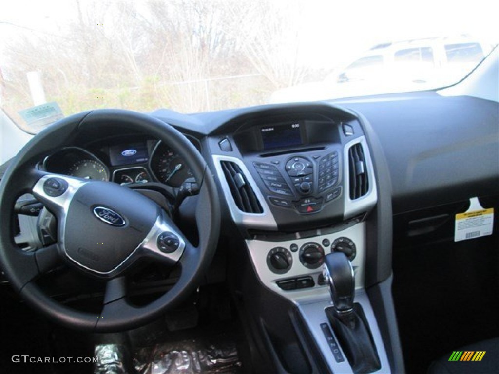 2014 Focus SE Sedan - Sterling Gray / Charcoal Black photo #9