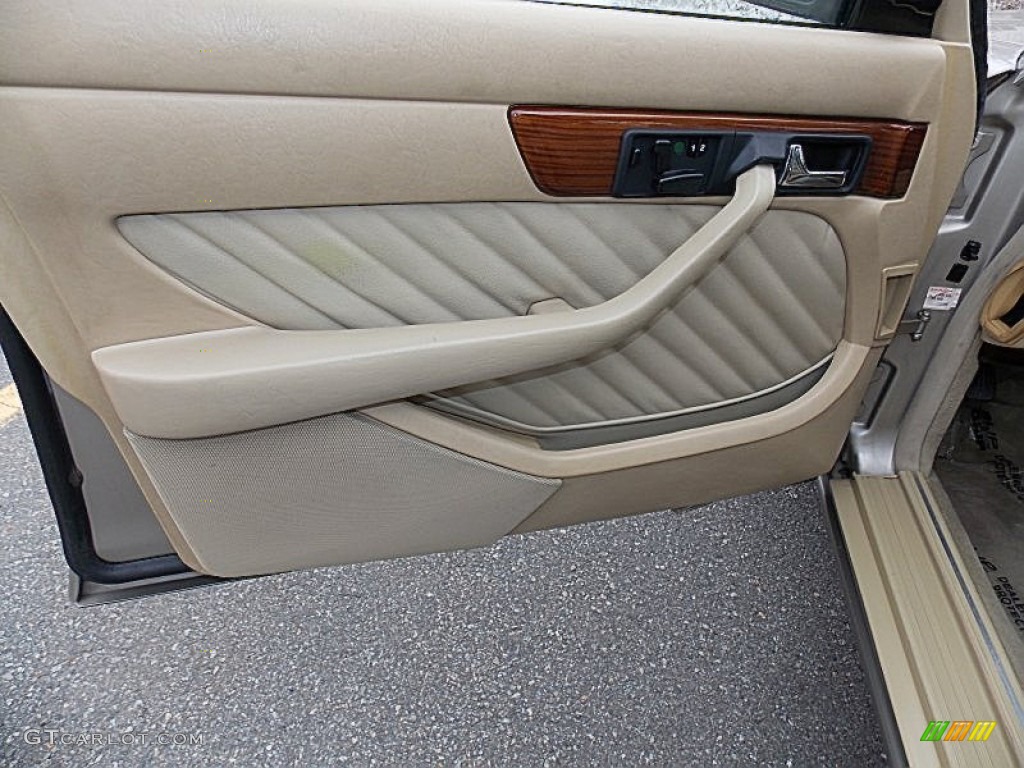 1990 Mercedes-Benz 420 SEL Sedan Parchment Door Panel Photo #91470202