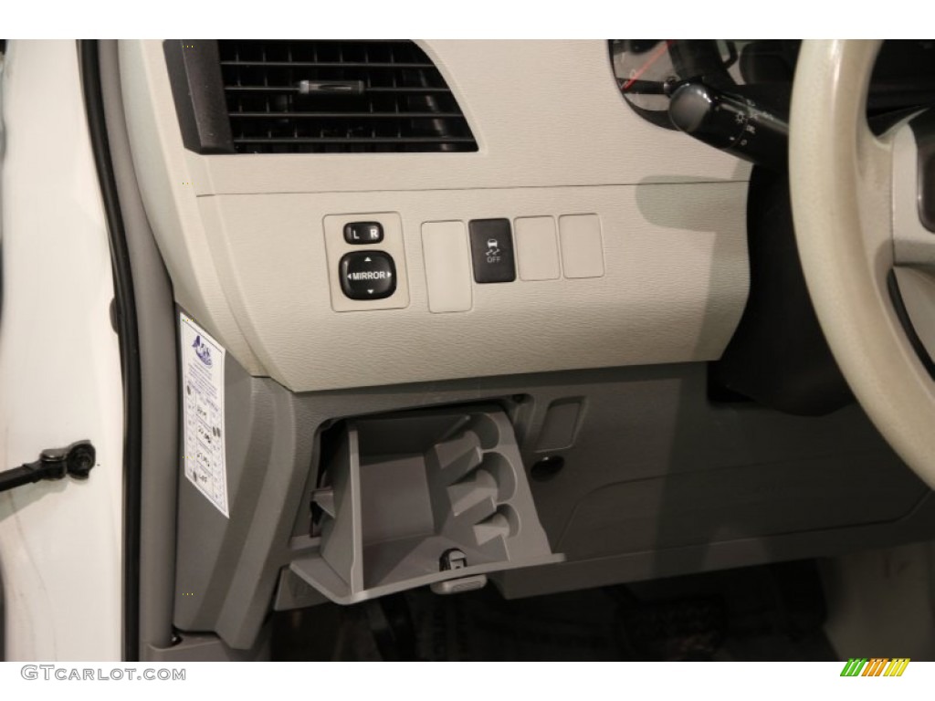 2011 Sienna V6 - Super White / Light Gray photo #5