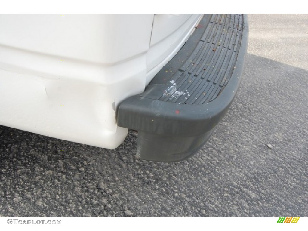 2005 Astro Cargo Van - Summit White / Medium Gray photo #12