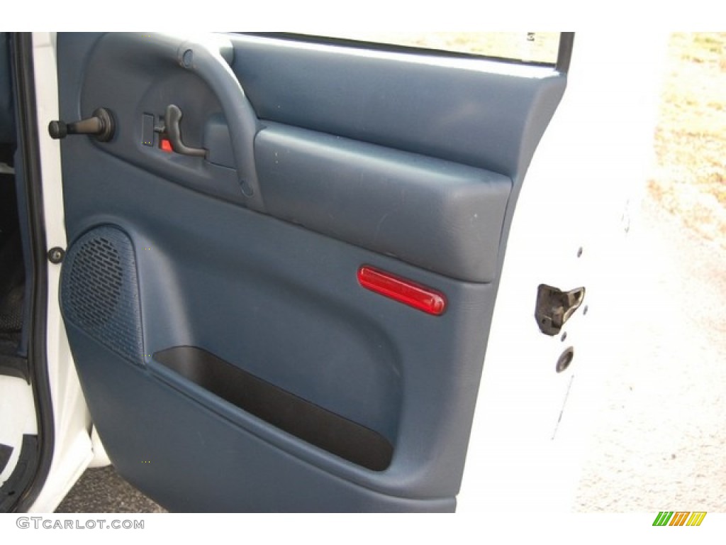 2005 Astro Cargo Van - Summit White / Medium Gray photo #33
