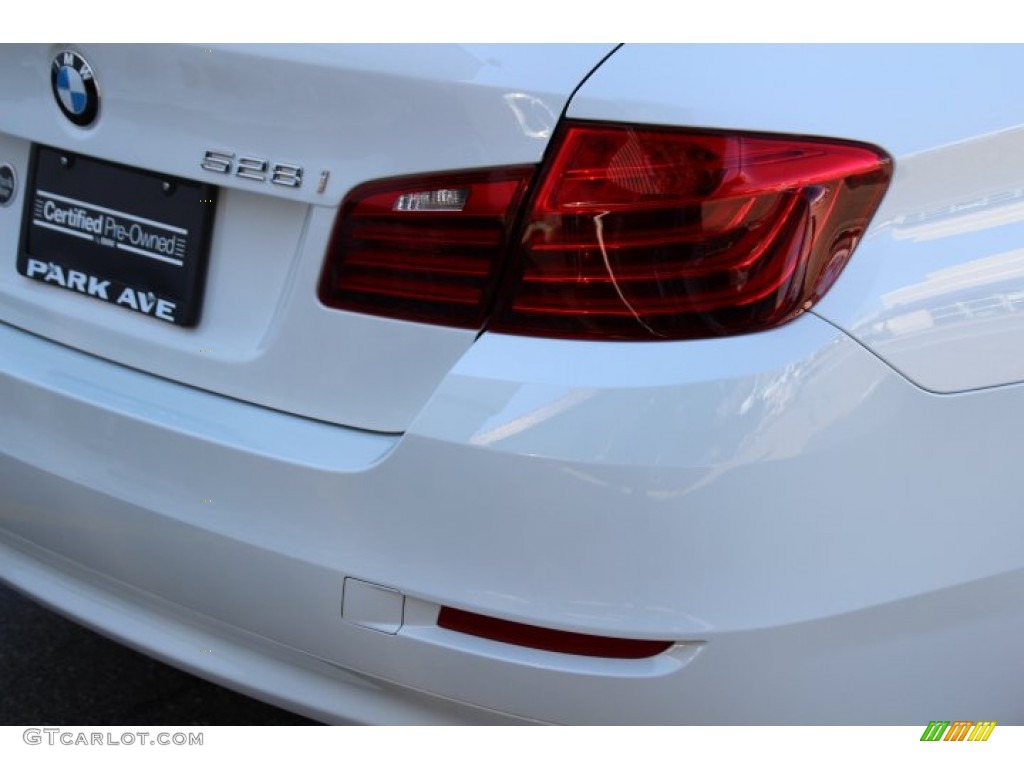 2014 5 Series 528i xDrive Sedan - Alpine White / Black photo #21