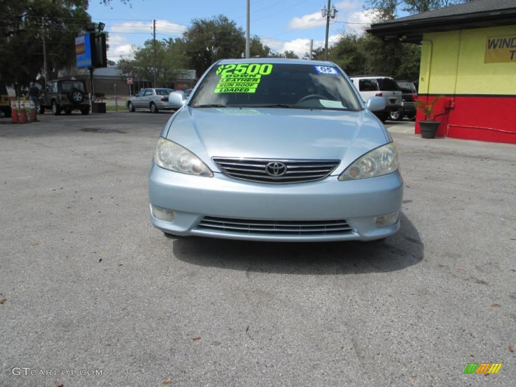 2005 Camry XLE - Sky Blue Pearl / Taupe photo #8