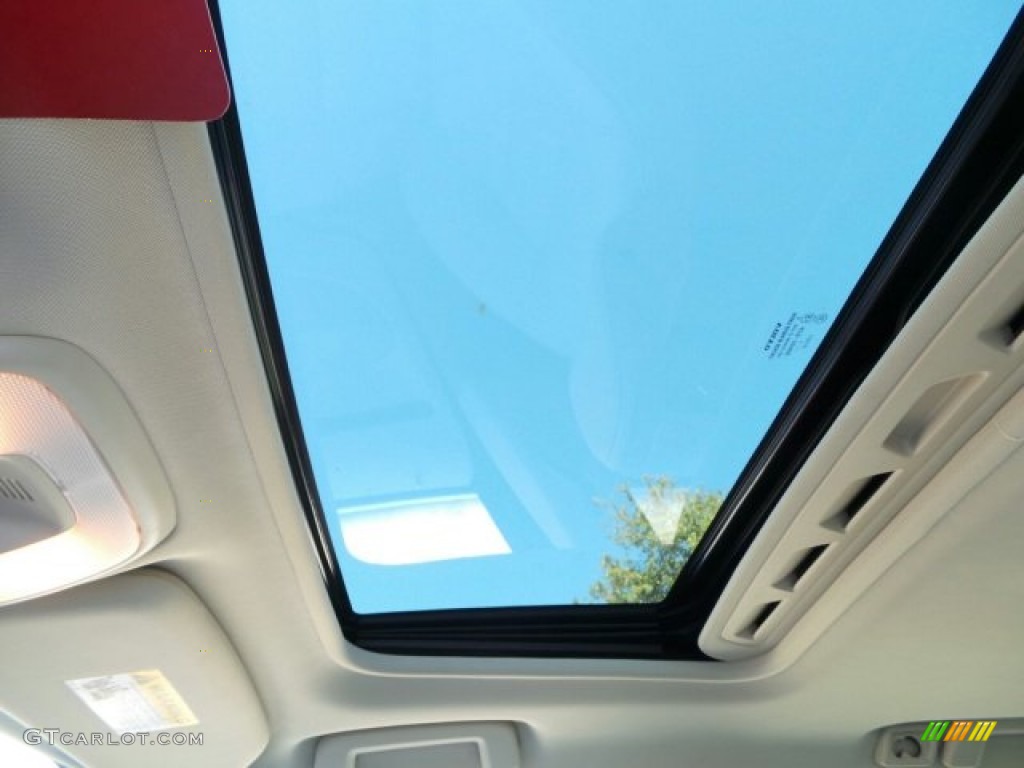 2015 Volvo XC70 T5 Drive-E Sunroof Photos