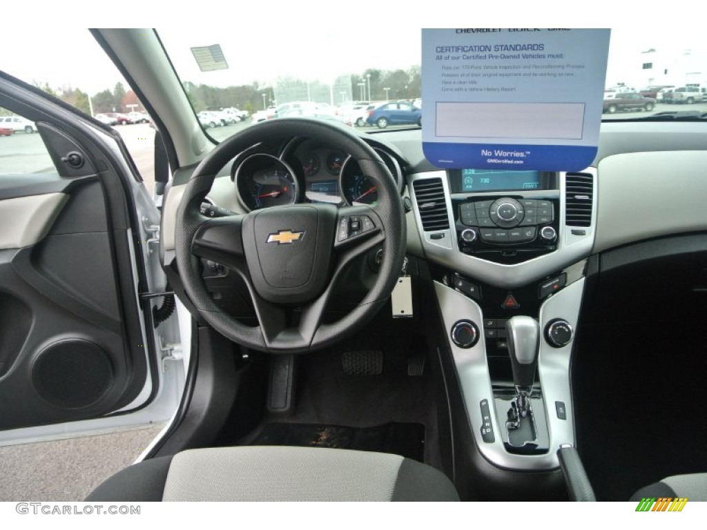 2011 Chevrolet Cruze LS dashboard Photos