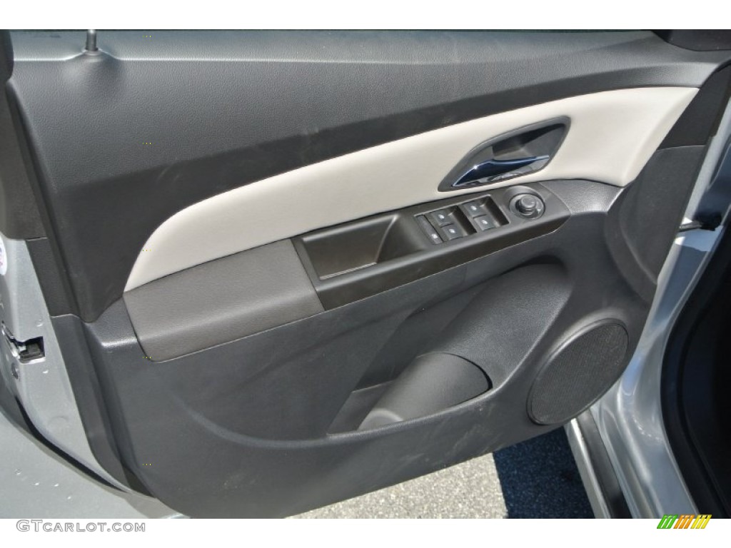 2014 Cruze LS - Silver Ice Metallic / Jet Black/Medium Titanium photo #9