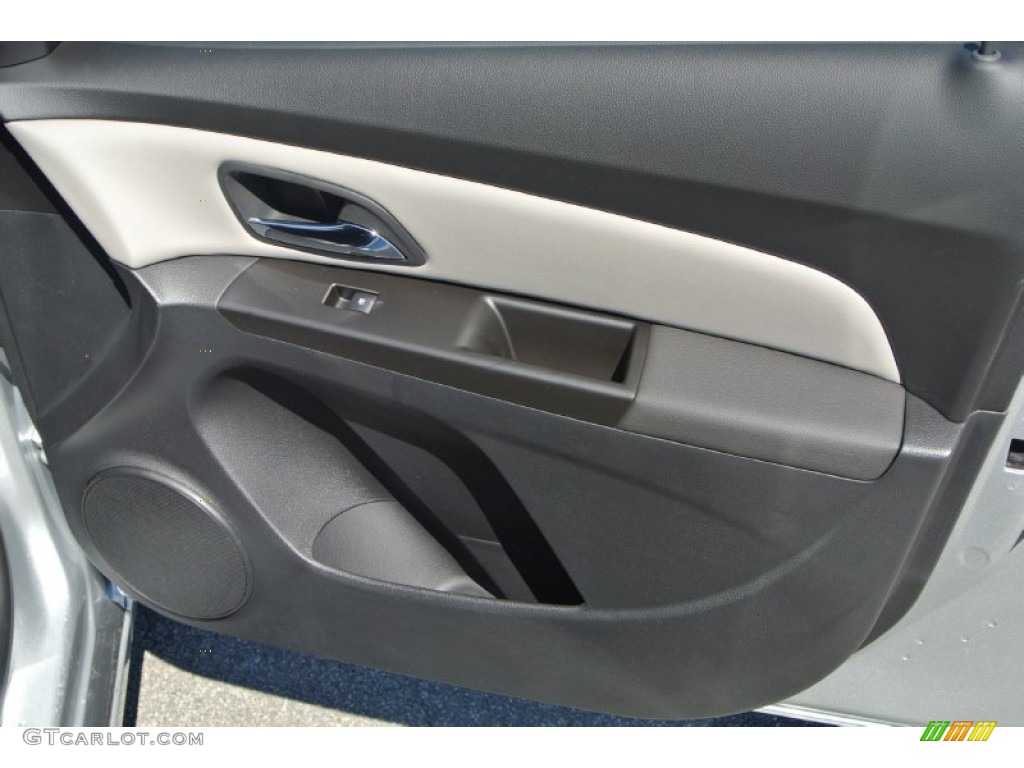 2014 Cruze LS - Silver Ice Metallic / Jet Black/Medium Titanium photo #17