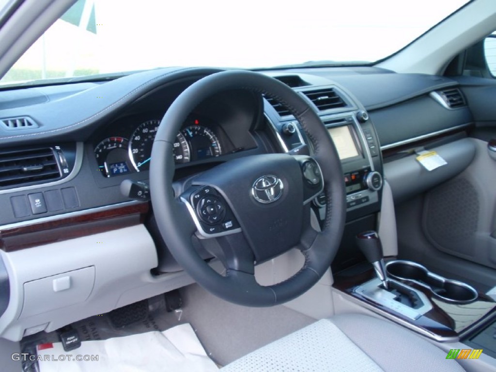 2014 Camry XLE - Super White / Ash photo #25