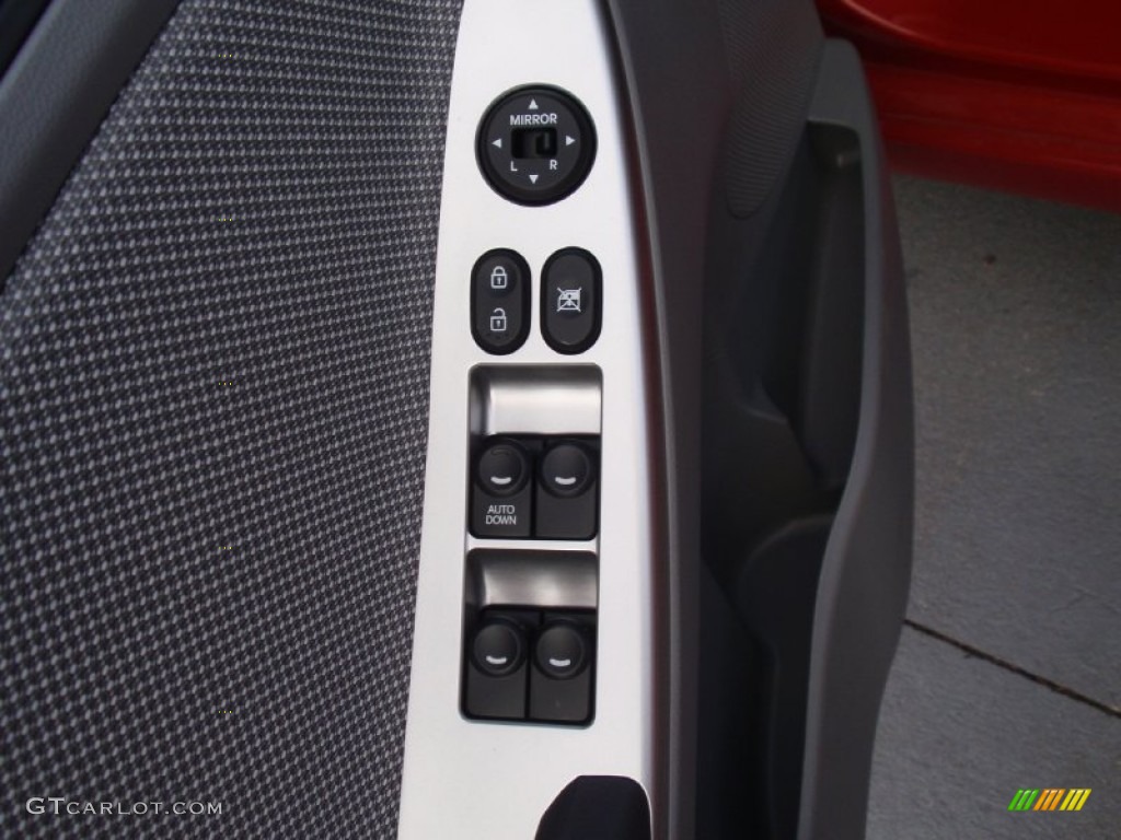 2014 Hyundai Accent GS 5 Door Controls Photo #91665800