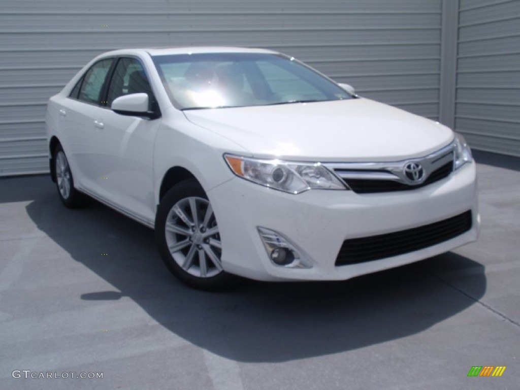 2014 Camry XLE - Super White / Ash photo #1