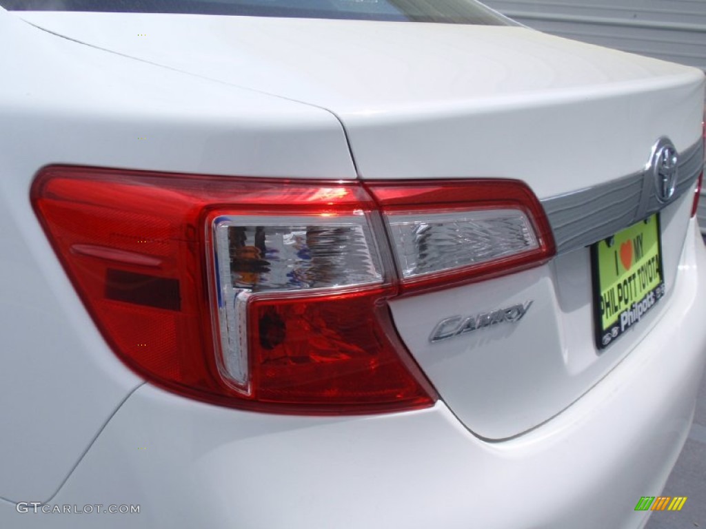 2014 Camry XLE - Super White / Ash photo #12