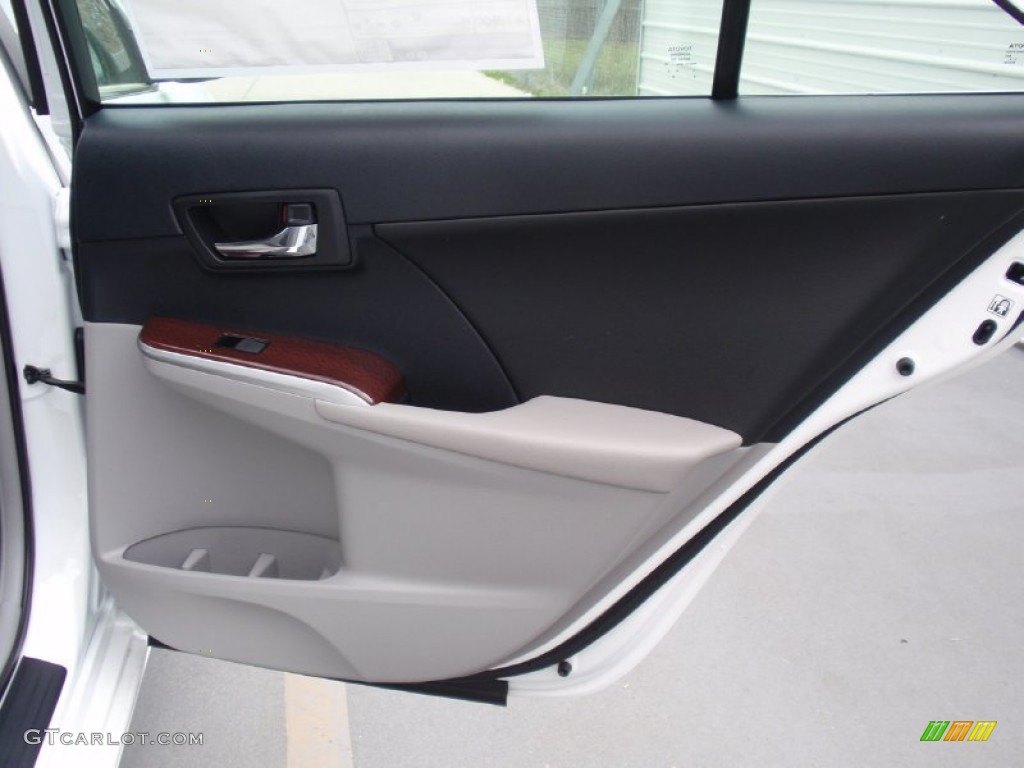 2014 Camry XLE - Super White / Ash photo #19