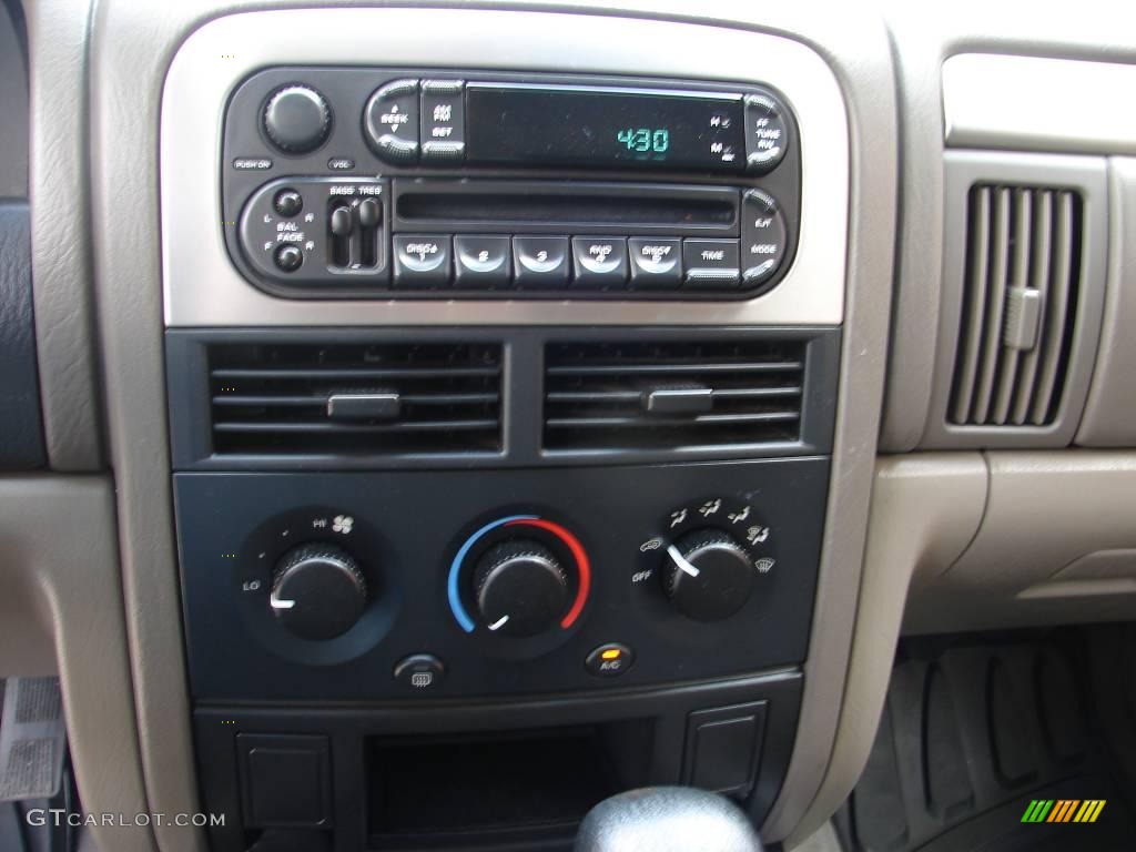 2004 Grand Cherokee Laredo 4x4 - Light Pewter Metallic / Sandstone photo #18