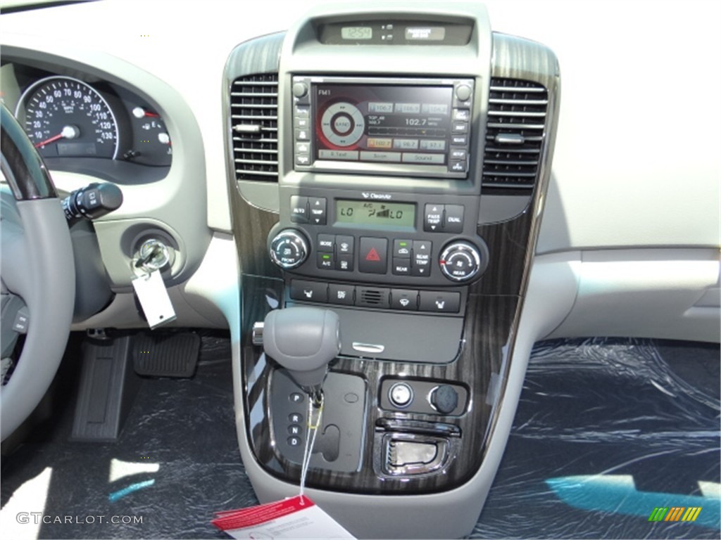 2014 Kia Sedona LX Controls Photo #91699031