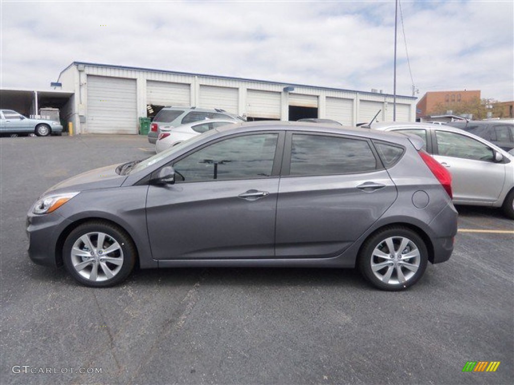 2014 Hyundai Accent SE 5 Door Exterior Photos