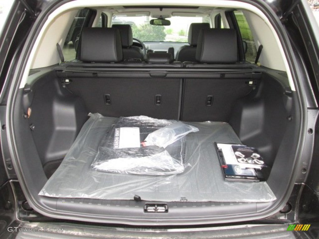 2014 Land Rover LR2 HSE 4x4 Trunk Photo #91719643