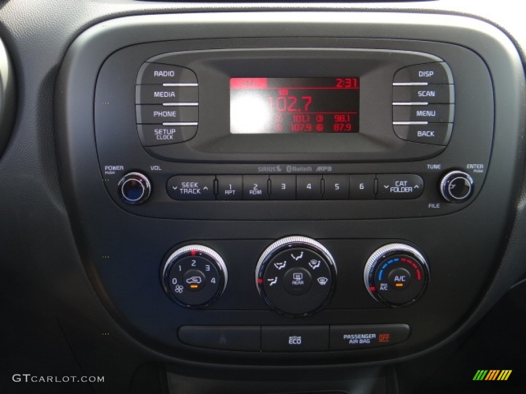 2014 Kia Soul 1.6 Controls Photos