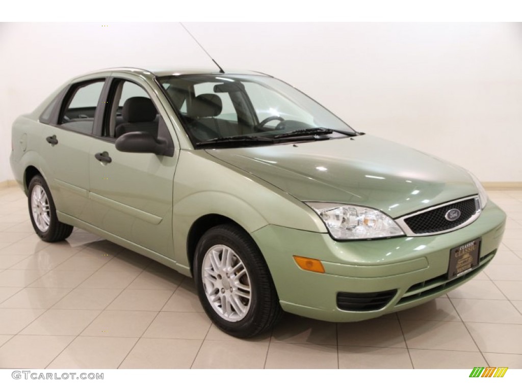 2007 Focus ZX4 SE Sedan - Kiwi Green Metallic / Charcoal/Light Flint photo #1