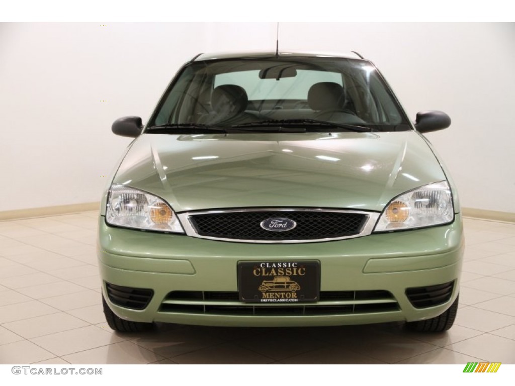 2007 Focus ZX4 SE Sedan - Kiwi Green Metallic / Charcoal/Light Flint photo #2