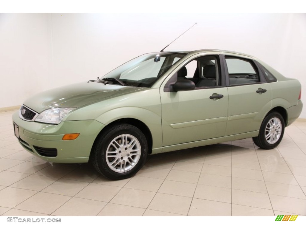 2007 Focus ZX4 SE Sedan - Kiwi Green Metallic / Charcoal/Light Flint photo #3