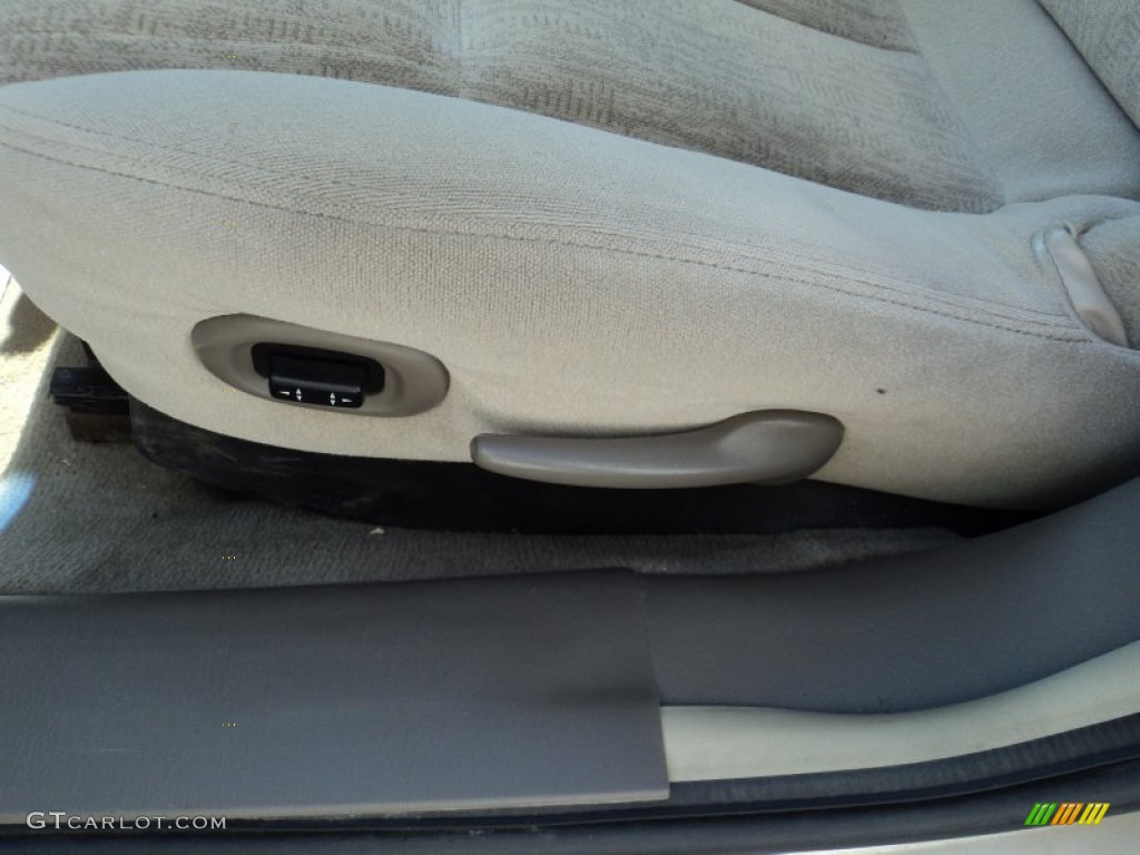 2002 Alero GL Sedan - Sandstone Metallic / Neutral photo #14