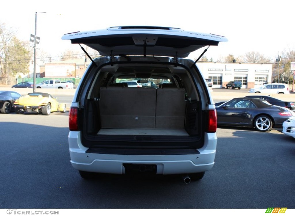 2006 Navigator Luxury 4x4 - Oxford White / Camel photo #17