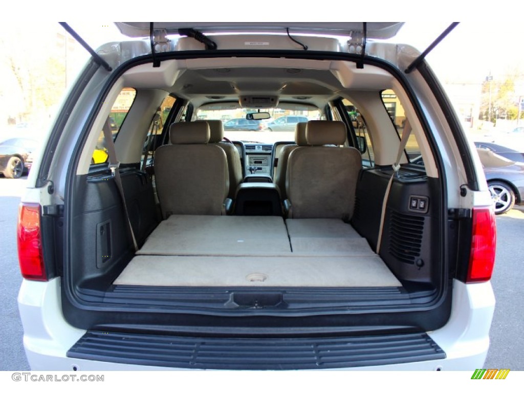 2006 Navigator Luxury 4x4 - Oxford White / Camel photo #18