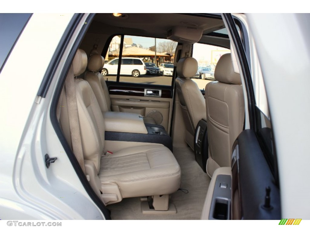 2006 Navigator Luxury 4x4 - Oxford White / Camel photo #23