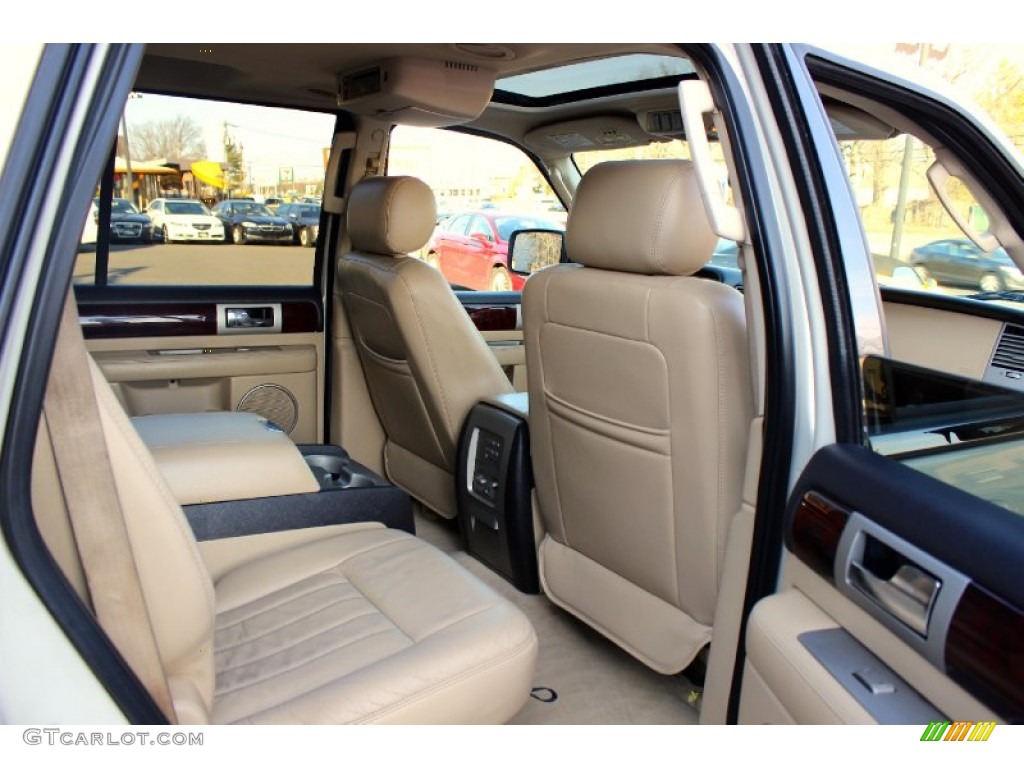 2006 Navigator Luxury 4x4 - Oxford White / Camel photo #24
