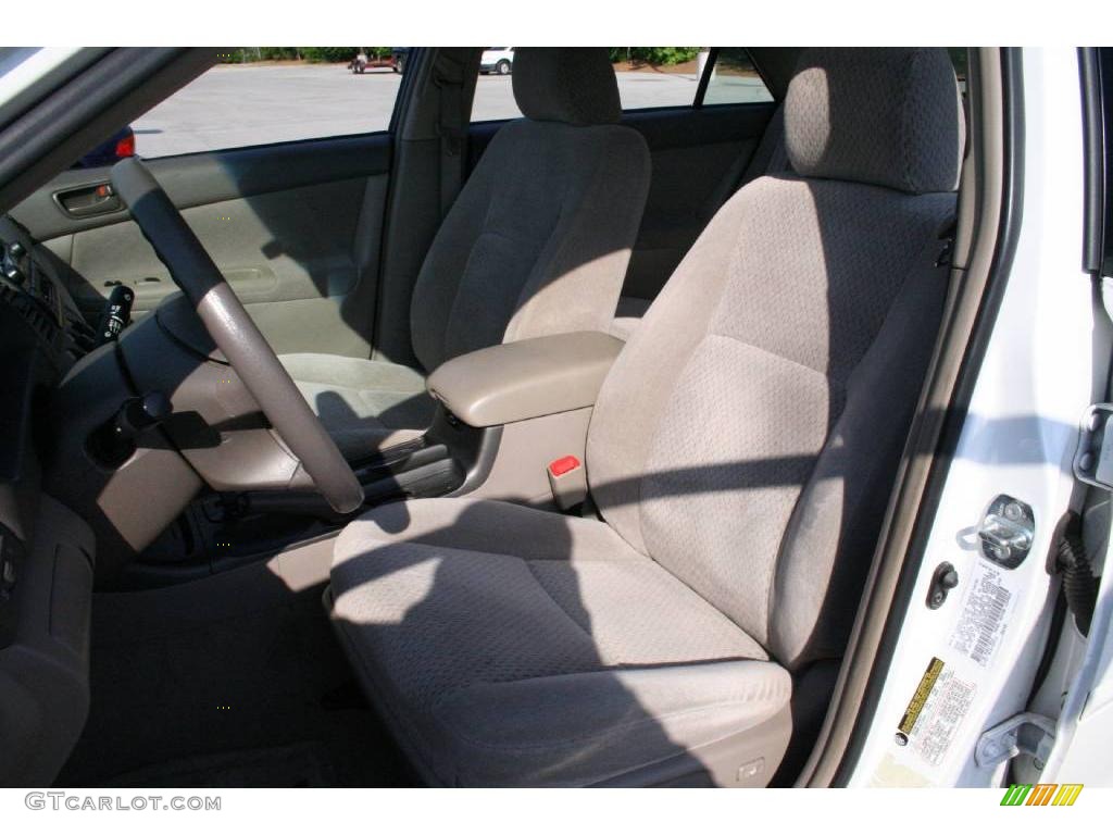 2004 Camry LE - Super White / Taupe photo #11