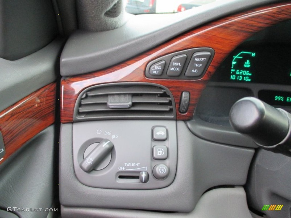 2003 Cadillac DeVille Sedan Controls Photo #91772657