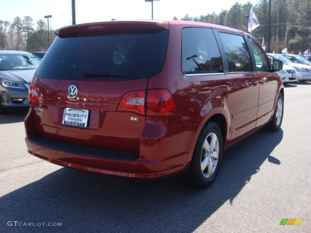 2010 Routan SE - Pomegranate Red Metallic / Ceylon Beige photo #4