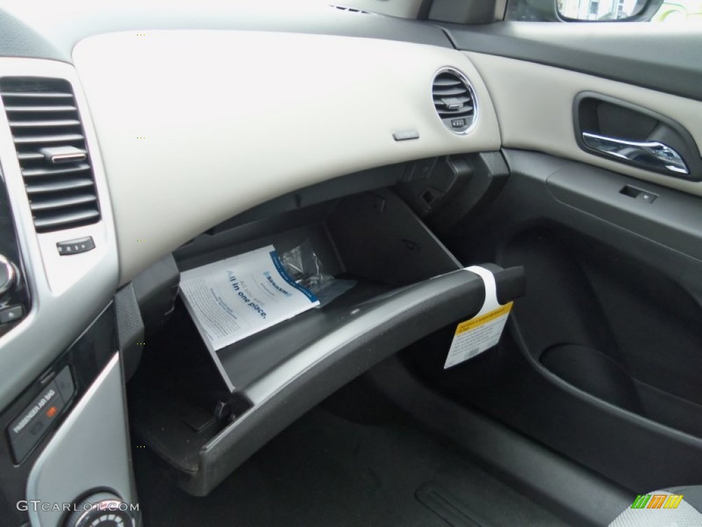 2014 Cruze LS - Rainforest Green Metallic / Jet Black/Medium Titanium photo #14