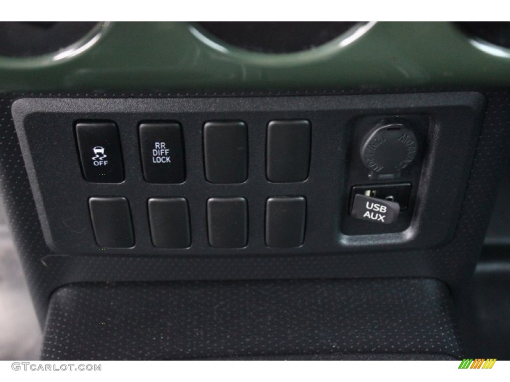 2011 Toyota FJ Cruiser Standard FJ Cruiser Model Controls Photos