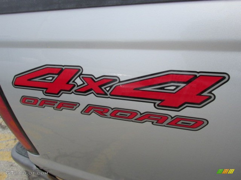 2004 Frontier XE V6 Crew Cab 4x4 - Radiant Silver Metallic / Gray photo #2