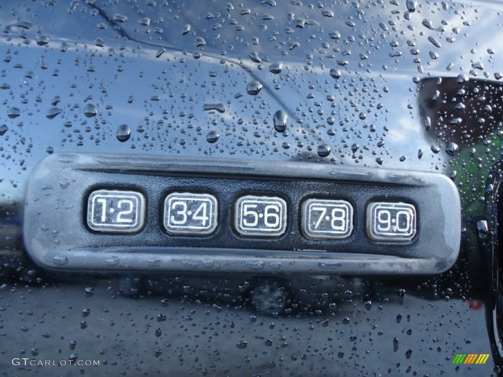 2005 Explorer Sport Trac XLT 4x4 - Black Clearcoat / Medium Dark Flint photo #9