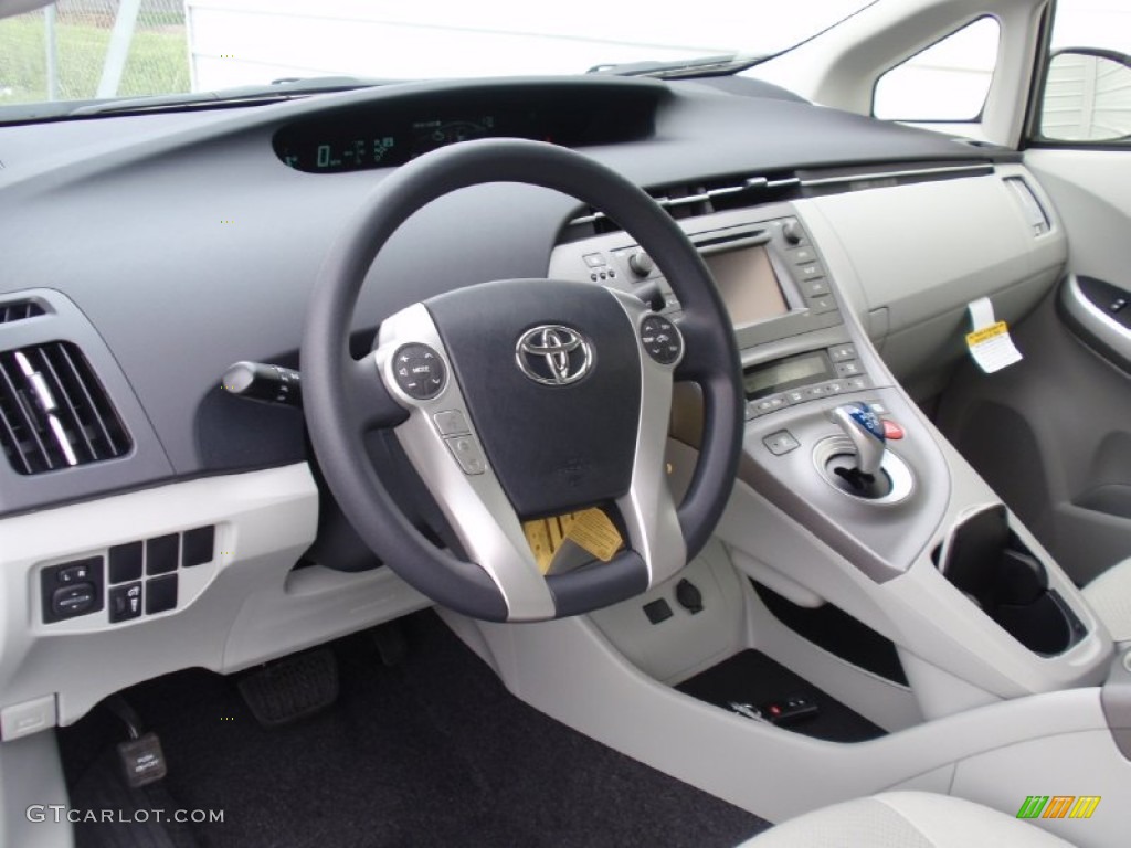 Misty Gray Interior 2014 Toyota Prius Three Hybrid Photo #91961744