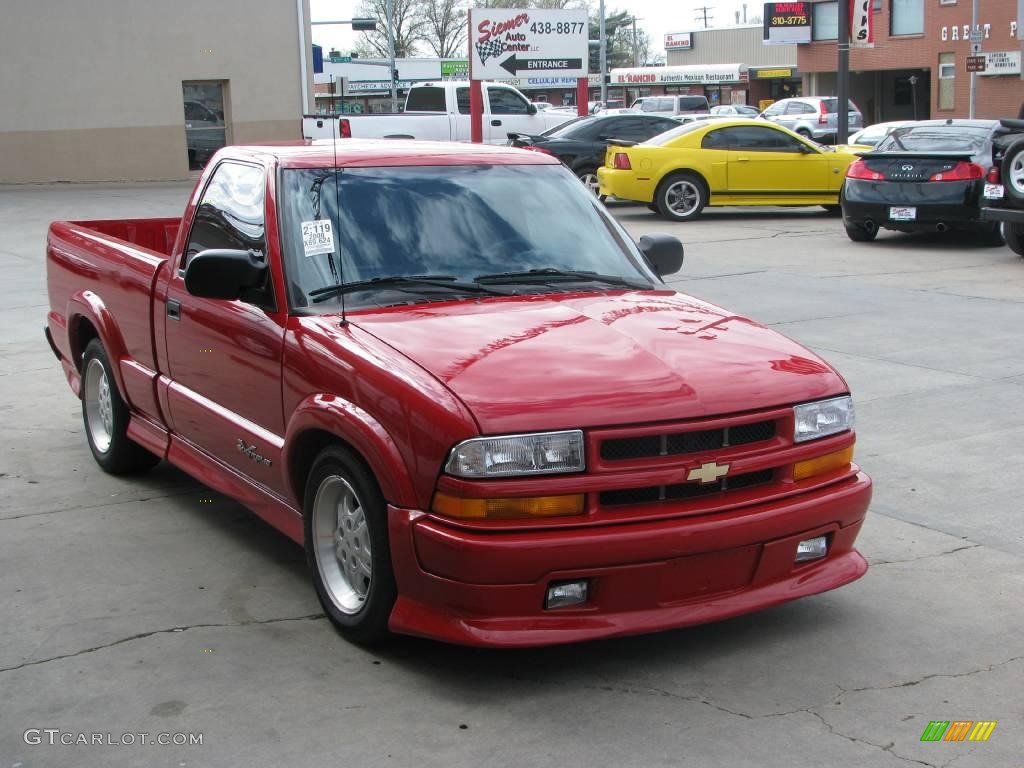 2000 S10 Xtreme Regular Cab - Victory Red / Graphite photo #7