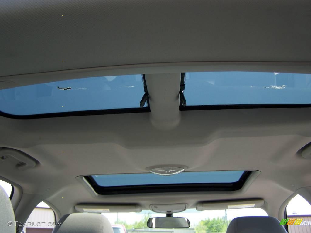 2005 Malibu Maxx LS Wagon - Black / Gray photo #5