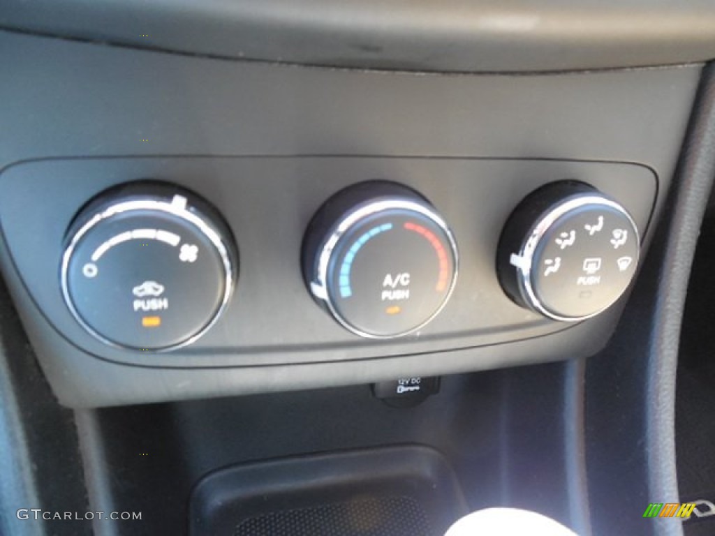 2013 Avenger SE - New Bright White / Black/Light Frost Beige photo #20