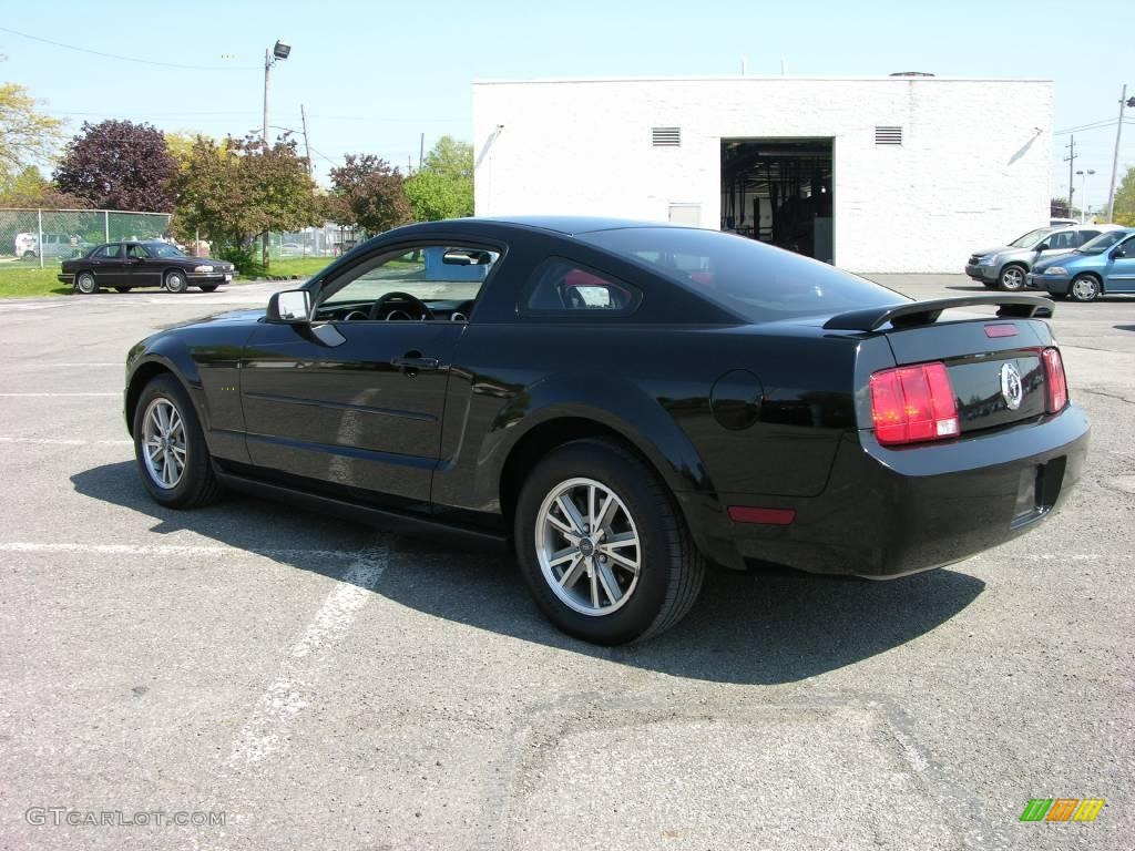 2005 Mustang V6 Premium Coupe - Black / Light Graphite photo #7