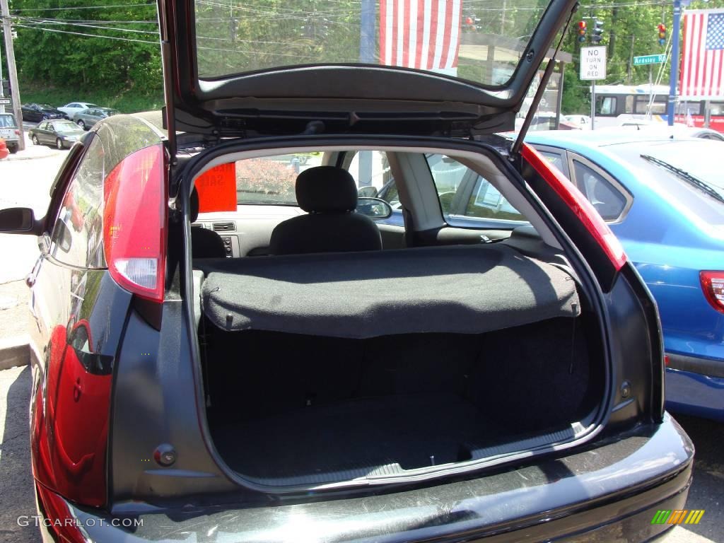 2005 Focus ZX3 SE Coupe - Pitch Black / Charcoal/Charcoal photo #23