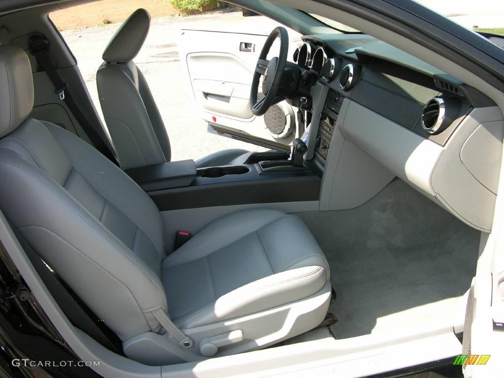 2005 Mustang V6 Premium Coupe - Black / Light Graphite photo #20