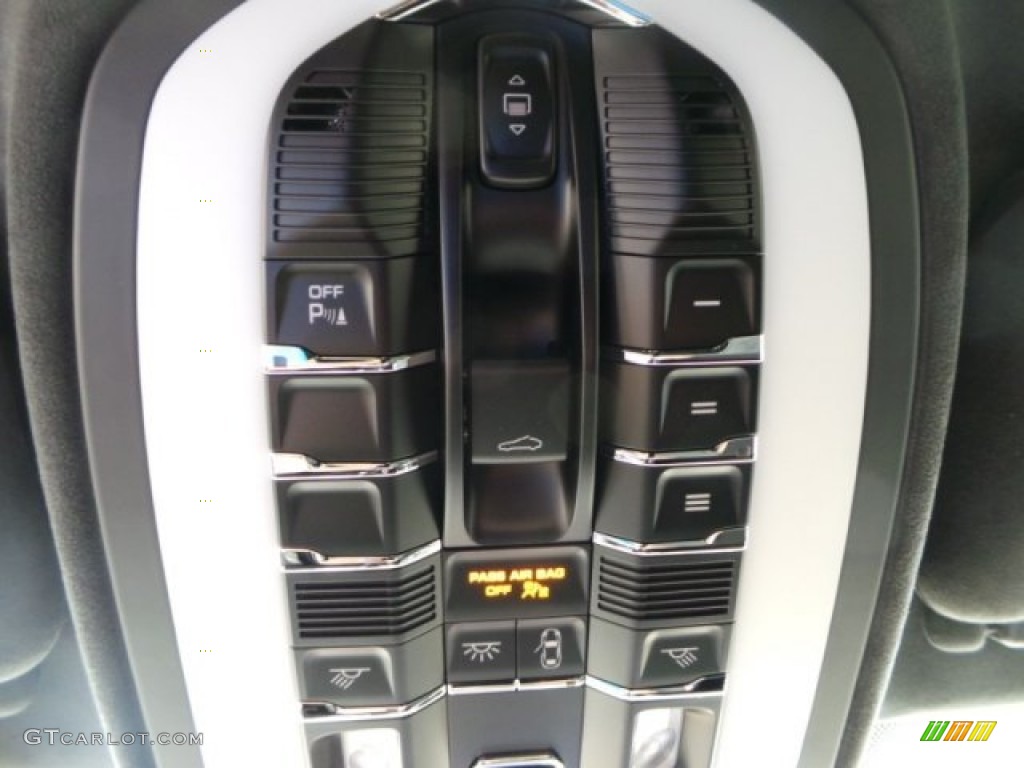 2014 Porsche Cayenne GTS Controls Photo #92181790