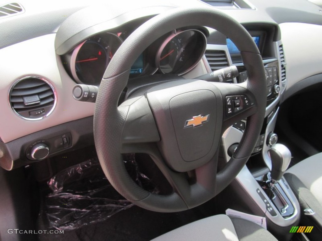 2014 Cruze LS - Red Hot / Jet Black/Medium Titanium photo #13
