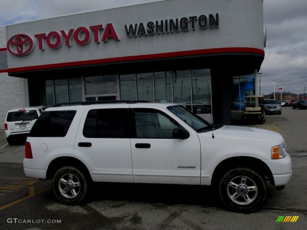 2004 Explorer XLT 4x4 - Oxford White / Midnight Grey photo #2