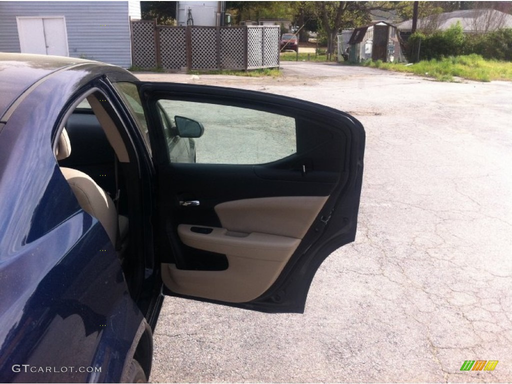 2013 Avenger SE - True Blue Pearl / Black/Light Frost Beige photo #15