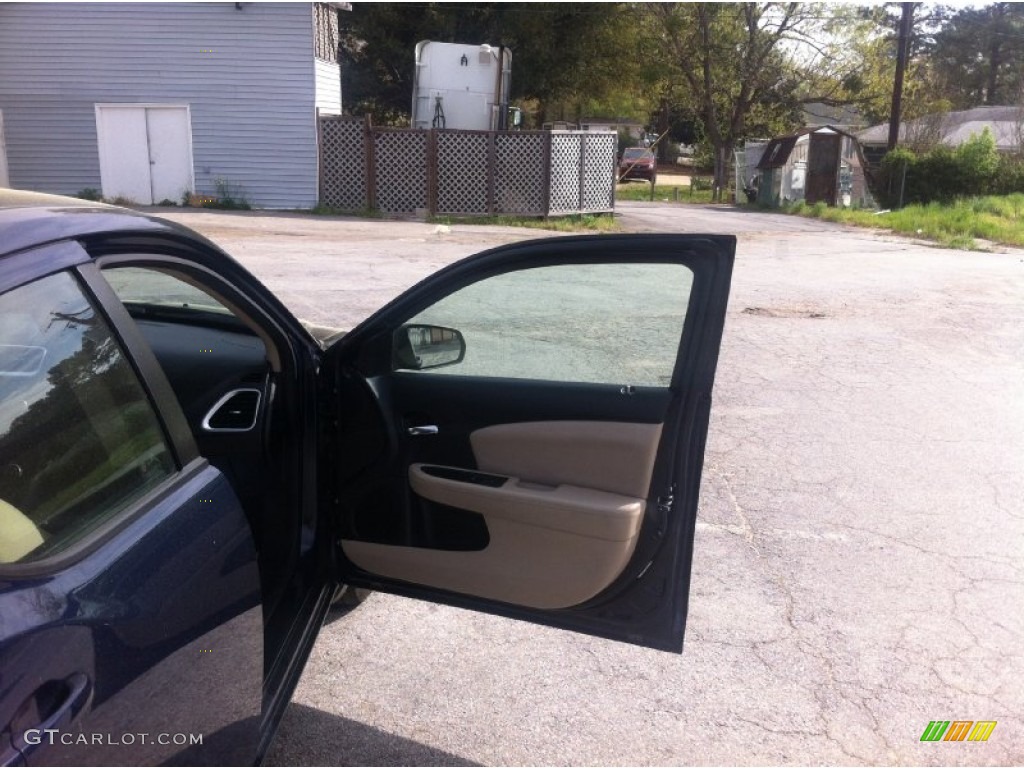 2013 Avenger SE - True Blue Pearl / Black/Light Frost Beige photo #17