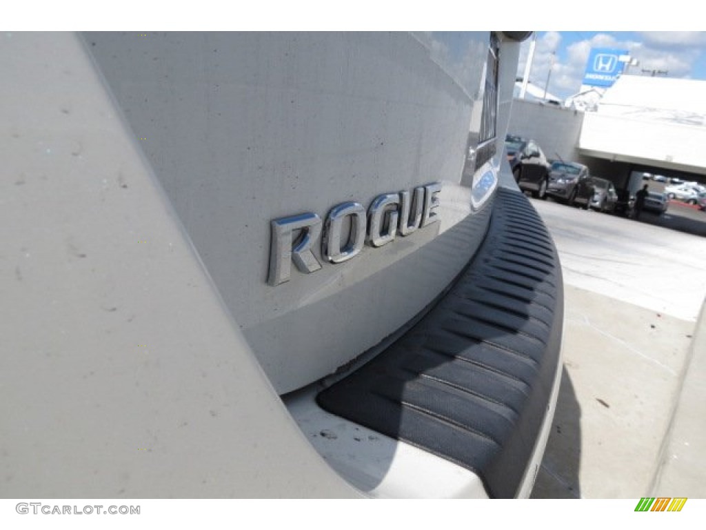 2011 Rogue SV - Pearl White / Black photo #8